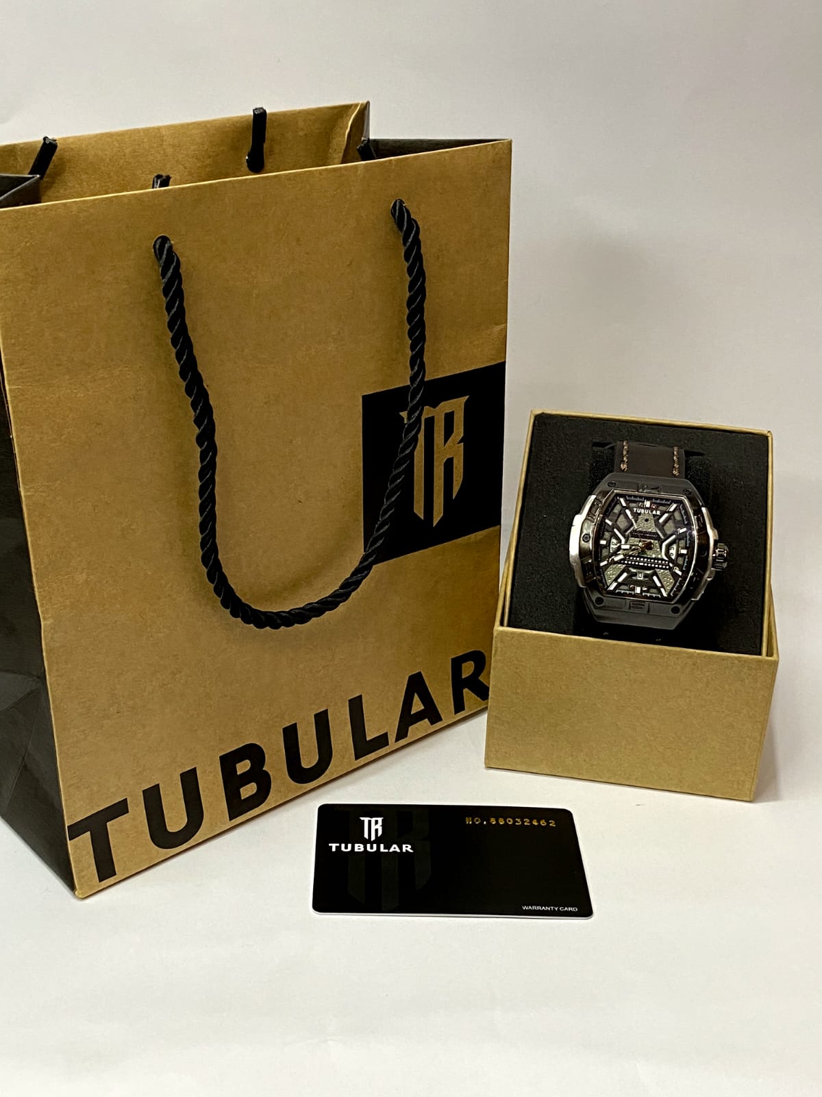 Tubular Luxury Analog Watch – Elegant Men’s Wristwatch with Date Display