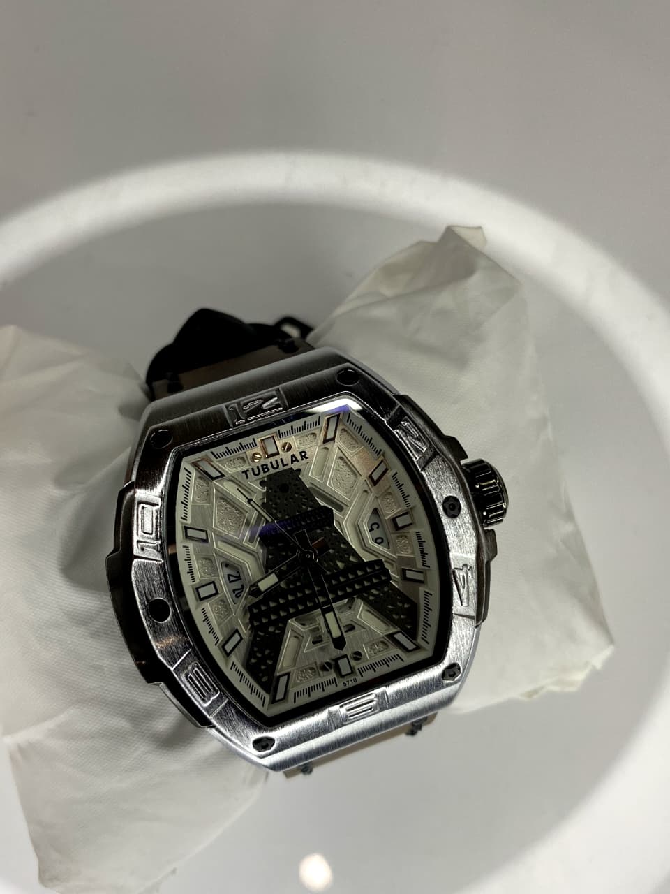 Tubular Luxury Analog Watch – Elegant Men’s Wristwatch with Date Display