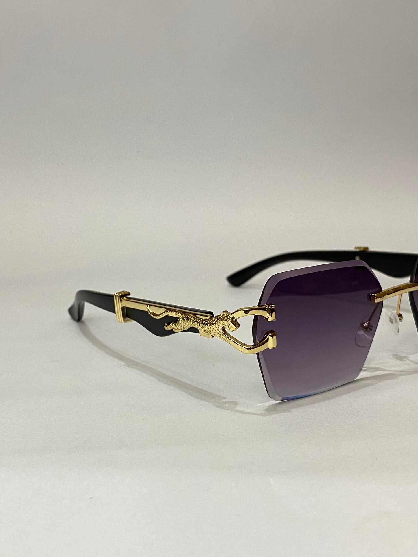 Luxury Rimless Sunglasses with Gold Detailing – Stylish UV Protection Eyewear